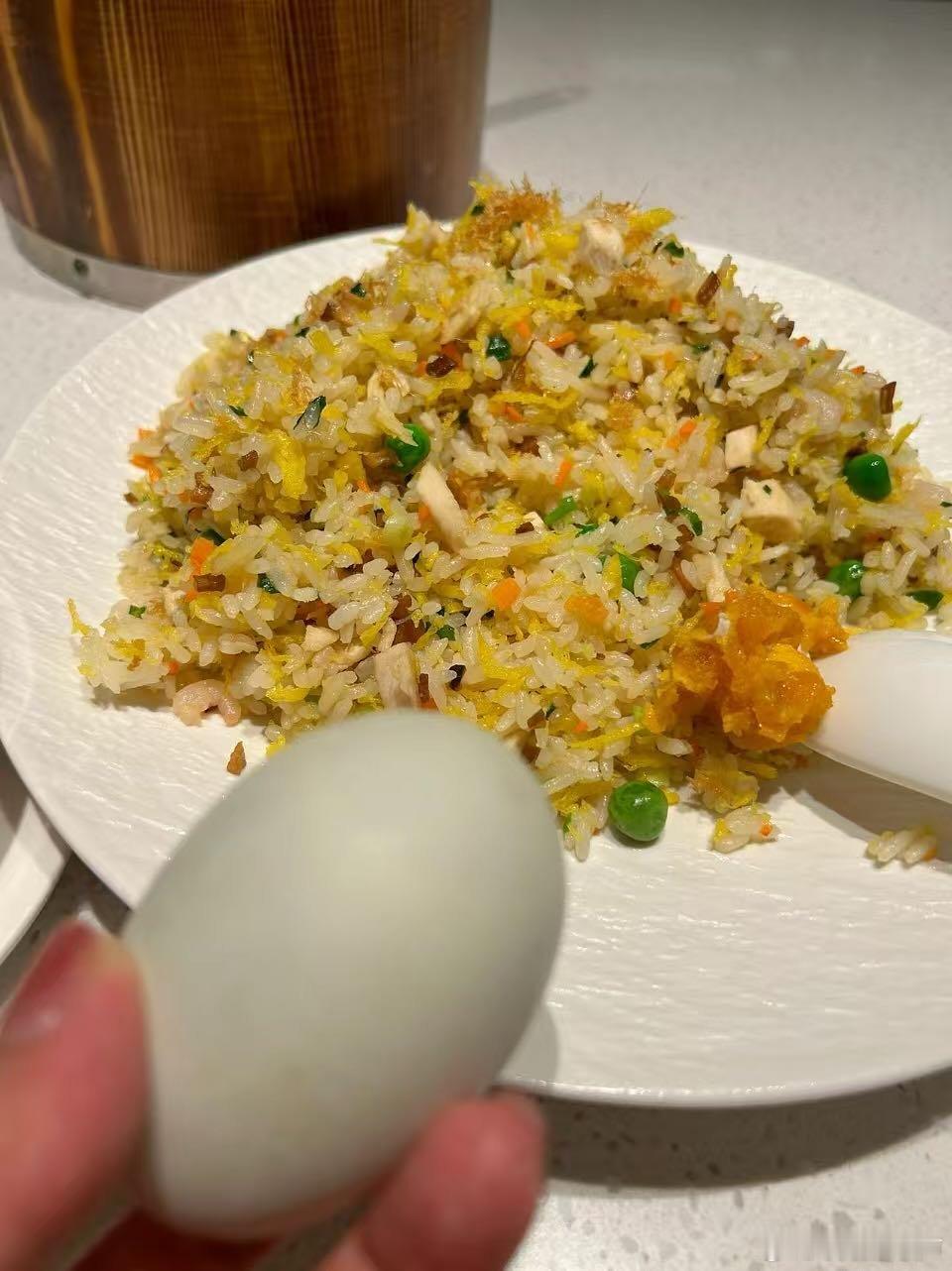 古人用诗推荐咸鸭蛋读罢秦观与苏轼共食咸鸭蛋的典故，再低头看手中这枚，寻常咸香里竟