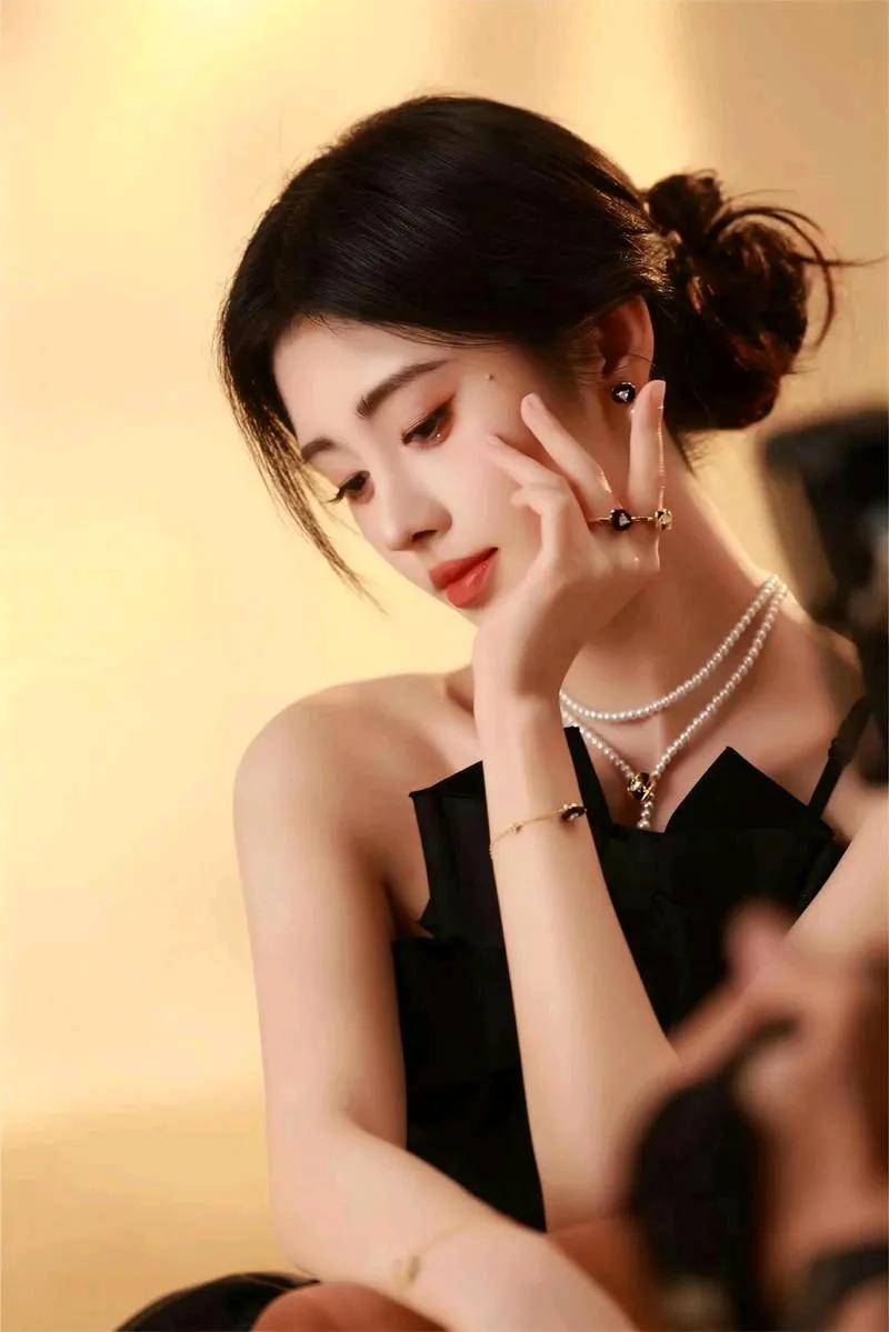 清冷小白花鞠婧祎你喜欢哪一种气质的美人?鞠婧祎有多努力你认为鞠婧祎和刘亦菲谁