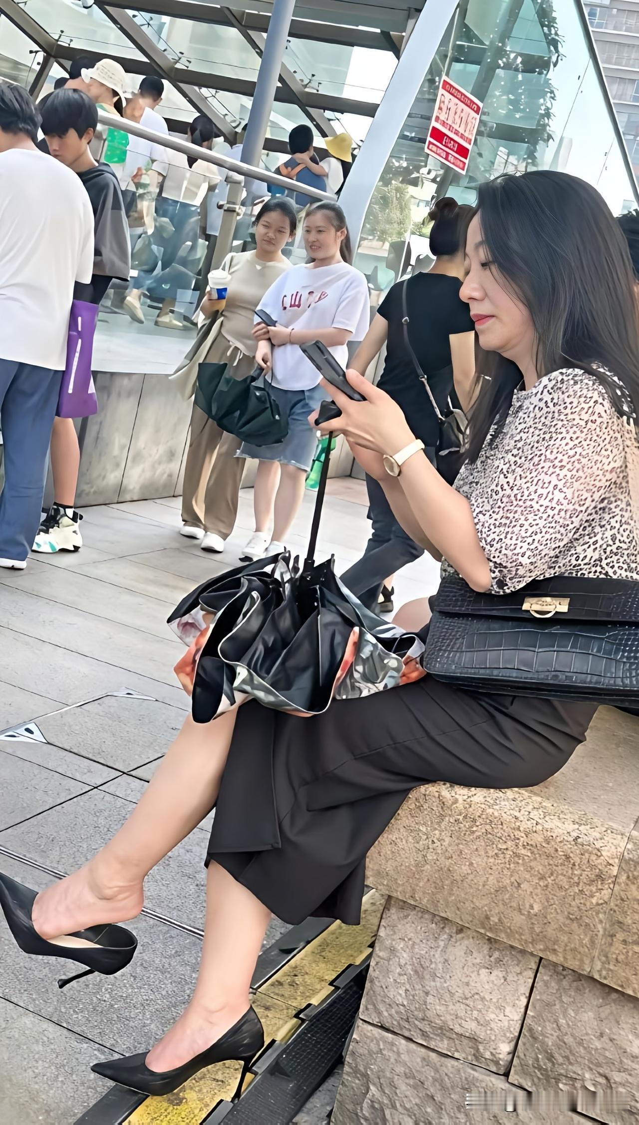都市时尚，优雅出行，高跟鞋与手袋的完美搭配