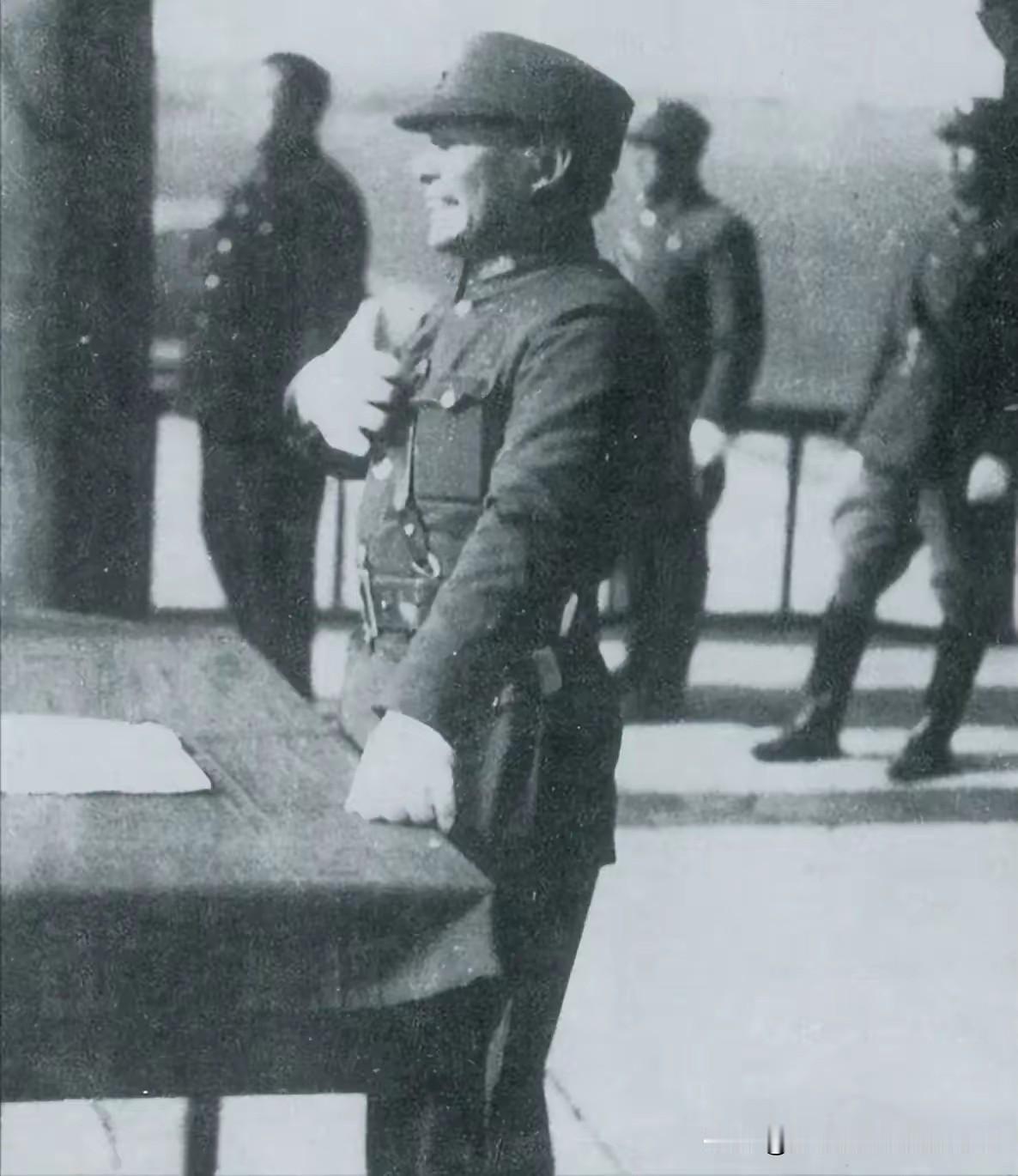 1959年，一个副师长去看老首长，一脚踏进吴家花园，火一下就上来了。满院子