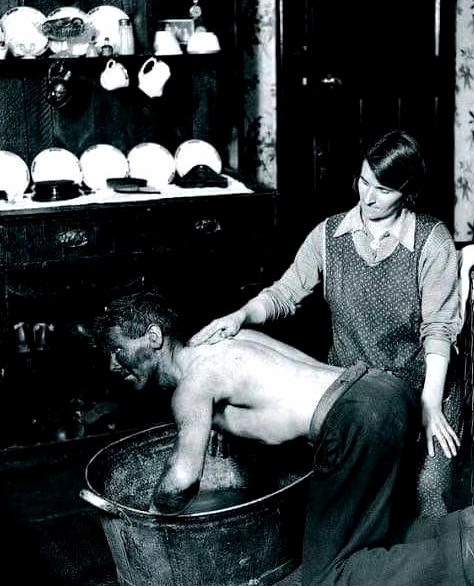 清洗刚下班的矿工丈夫，威尔士，1931​