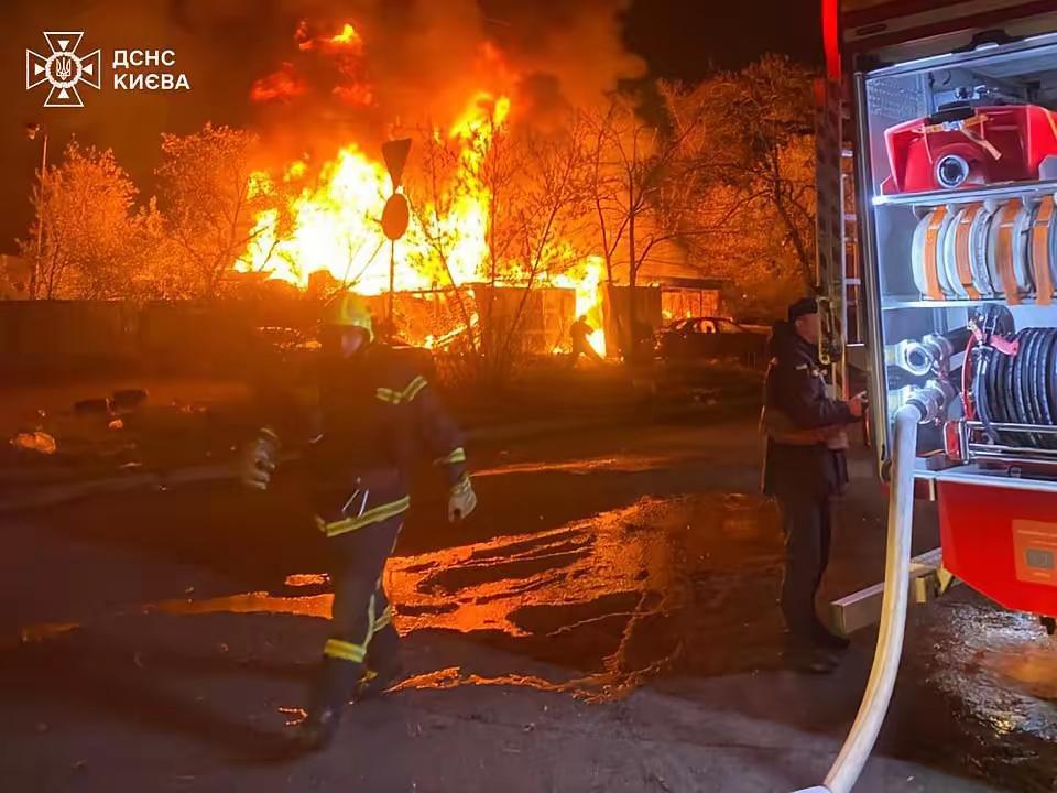 当地时间2026年4月15日深夜到4月16日凌晨，俄军发射了20多枚导弹和400