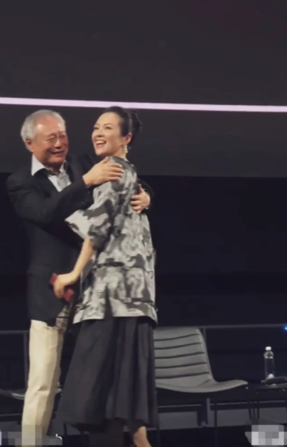 卧虎藏龙》25周年在洛杉矶特别上映，章子怡衣服是和卧虎藏龙呼应，穿的清国款式。李