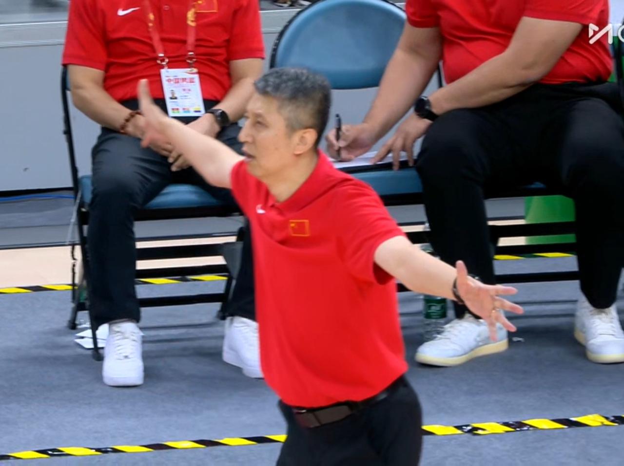 综合中国男篮两场热身赛的情况，世预赛中国男篮的名单大概率如下：内线：胡金秋，