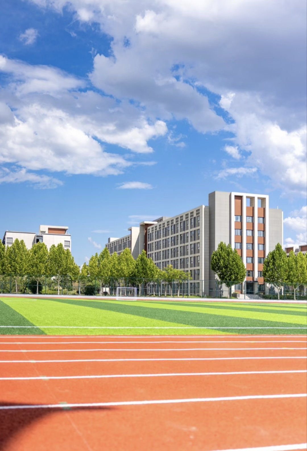 网上总吵，大学生一个月生活费要两千还是一千五。有人说一千五够活，食堂吃饭花不了多