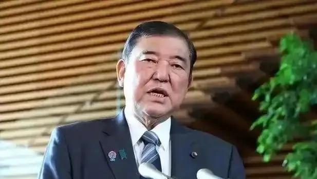 日本这次是真要掀桌子了！横竖都是被掐着脖子活，不如赌上国运拼一把。趁着国际秩序乱