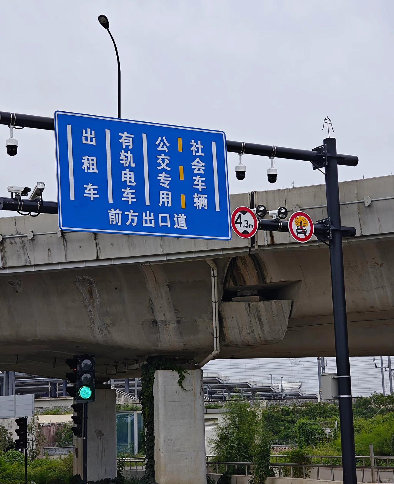 济南东站的这个路口太复杂了，出租车、有轨电车、公交和社会车辆交织在一起。太
