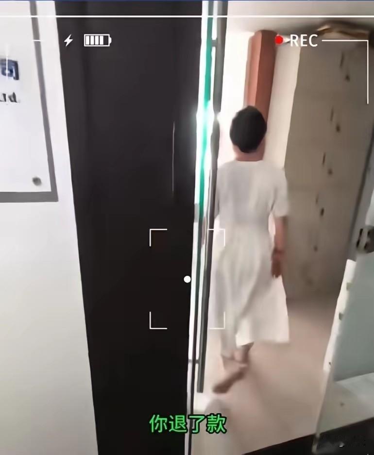 女子签收快递反说没收到，骑手被罚款上门要说法，老板都看不下去了女子下单特意备