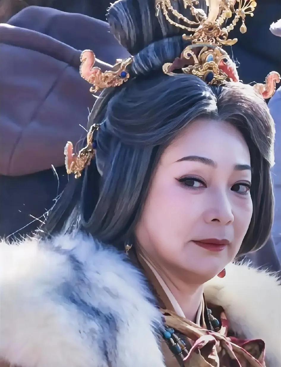 戴春荣在嫁金钗里，又演这种有气势的霸王了，她穿汉服感觉很对味，当年演的吕雉成为人