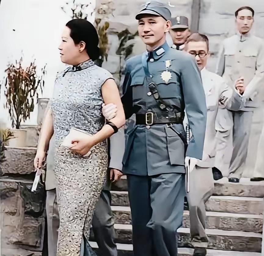 这是蒋中正挽着大姨子宋霭龄下石阶的一张老照片，拍摄于上世纪三十年代。这并非演员所