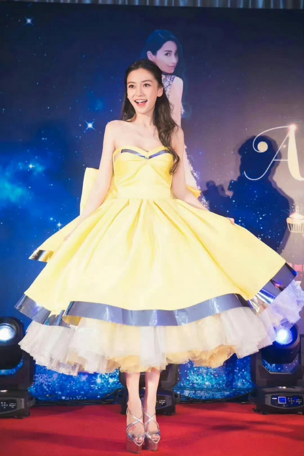 天呐，杨颖这鞋子太高了吧？好吓人