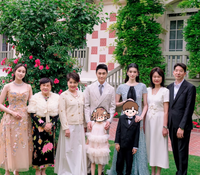 何超欣晒哥嫂婚礼新照！四代同堂好幸福啊。何超欣也更新了奚梦瑶何猷君的婚礼，她一