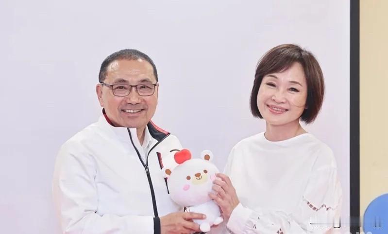 柯志恩、徐欣莹拜会侯友宜国民党高雄市长参选人柯志恩和新竹县长参选人徐欣莹，这