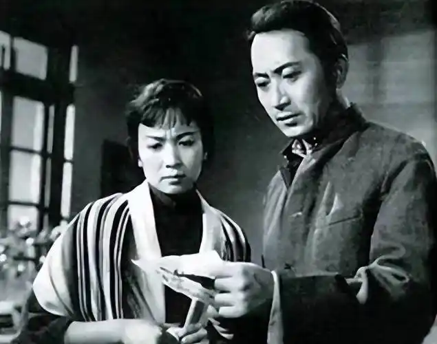 1938年，两位地下工作者假戏真做结为夫妻。然而，婚后妻子却不幸牺牲，丈夫决定终