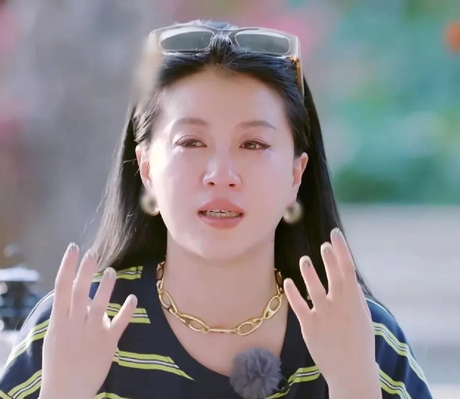 李嘉格节目中哭诉着说：“我很难从家庭去汲取情绪价值，其实我老公也不是一个能提供情