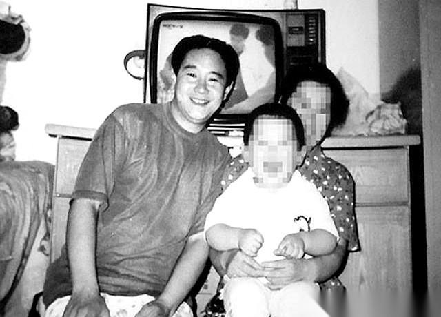 哥们儿，我给你讲个事儿，你听听有多离谱。就2004年，北京一哥们儿在家过着老婆