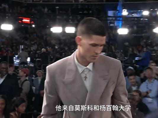 看来明天林崴也稳了。没有选到杨瀚森的篮网队开始了疯狂的国际球员大集邮，先后选了
