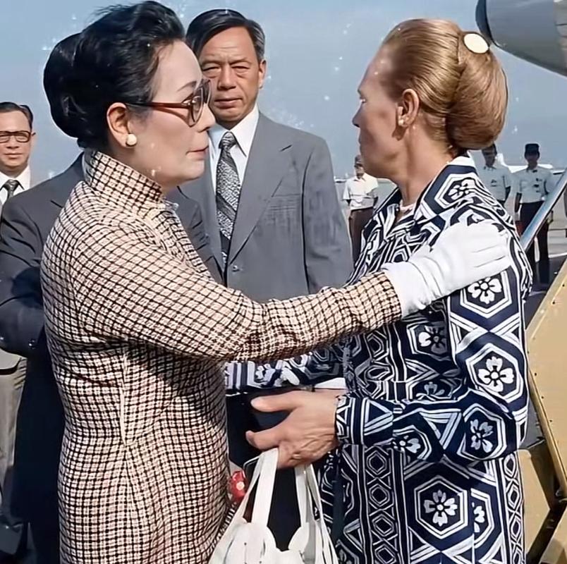 1975年，宋美龄准备去美国定居了。临走登机前，在飞机舷梯旁边，她和来送行的儿媳