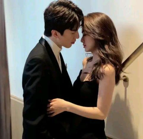 正确的夫妻生活在床上的时候，能有多坏就多坏。蕾丝吊带能用上的尽管用，尽情