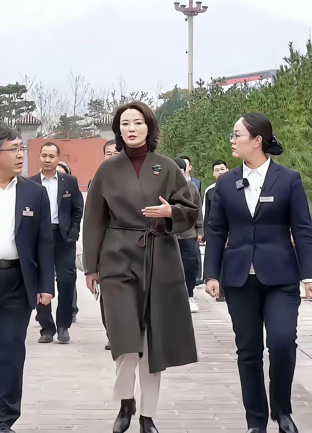 她曾是央视公认的气质第一美女，综合素质高，业务能力强，主持节目时声音好听，现在离