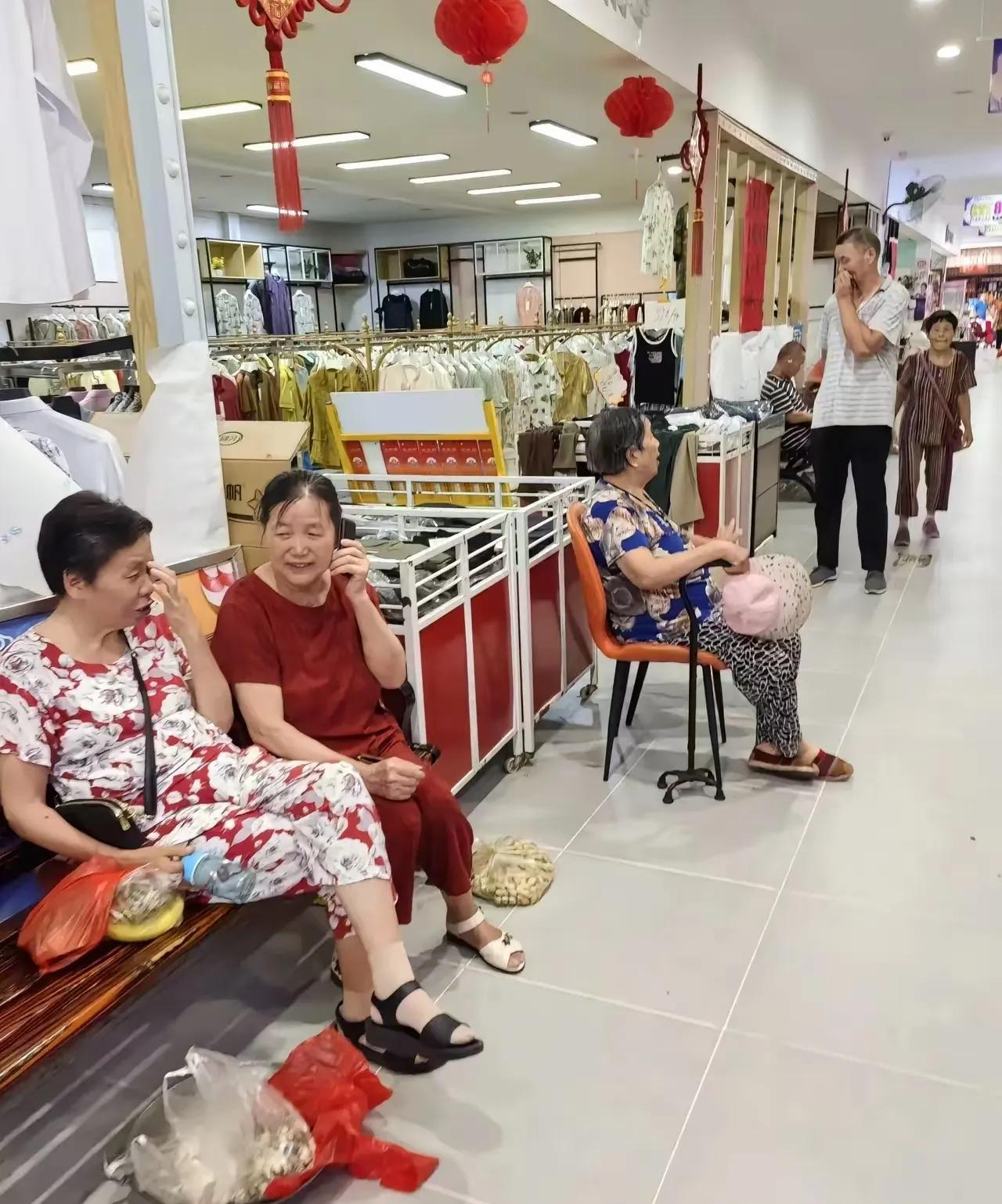 这超市太好了，还提供免费座椅，要是在提供点沙发床啥的，估计生意更好。你看蹭空调