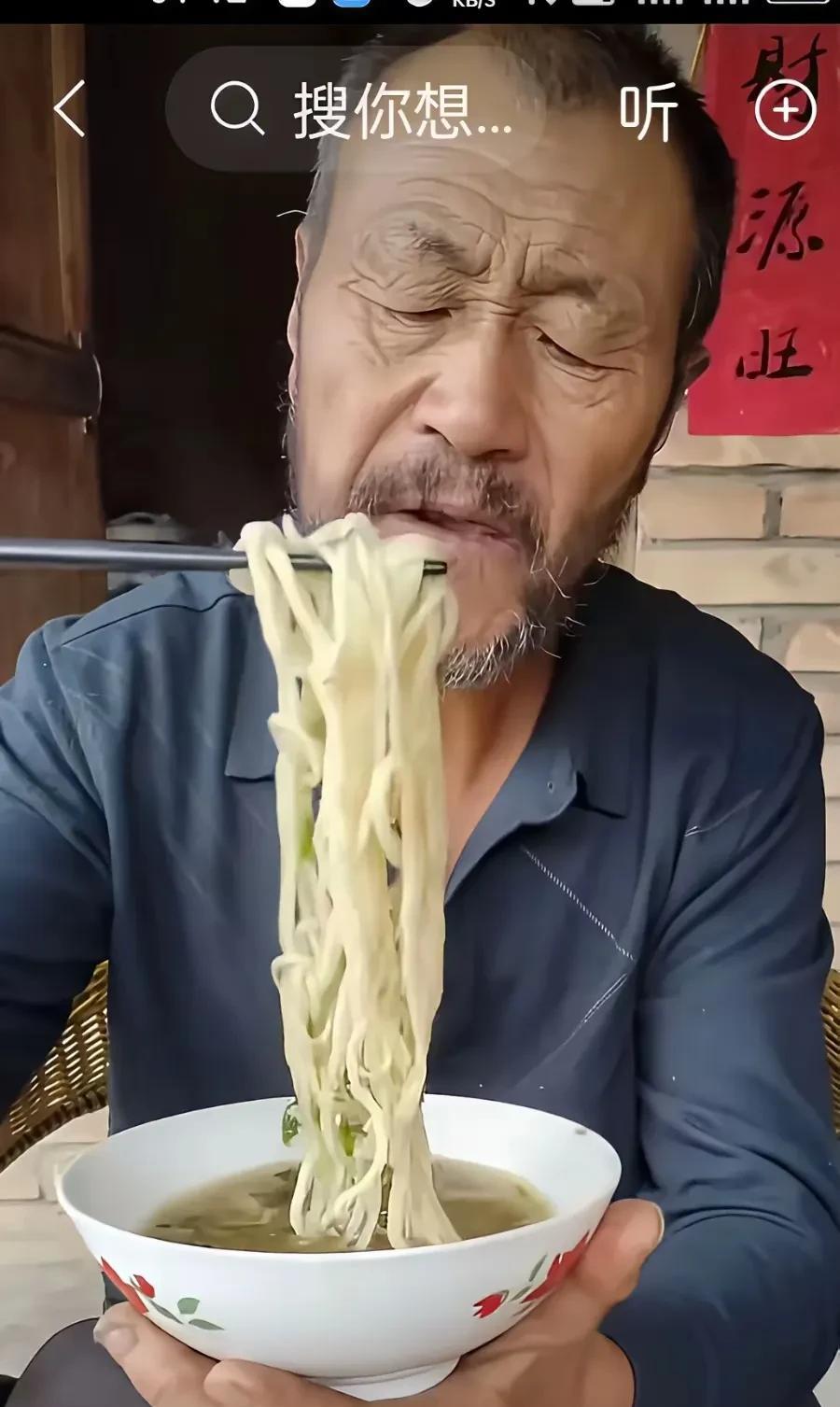 东北人的铁锅江湖，遁进风雪与豪情。在东北过冬，不能没有鱼。硌油爆香葱姜蒜，加入东
