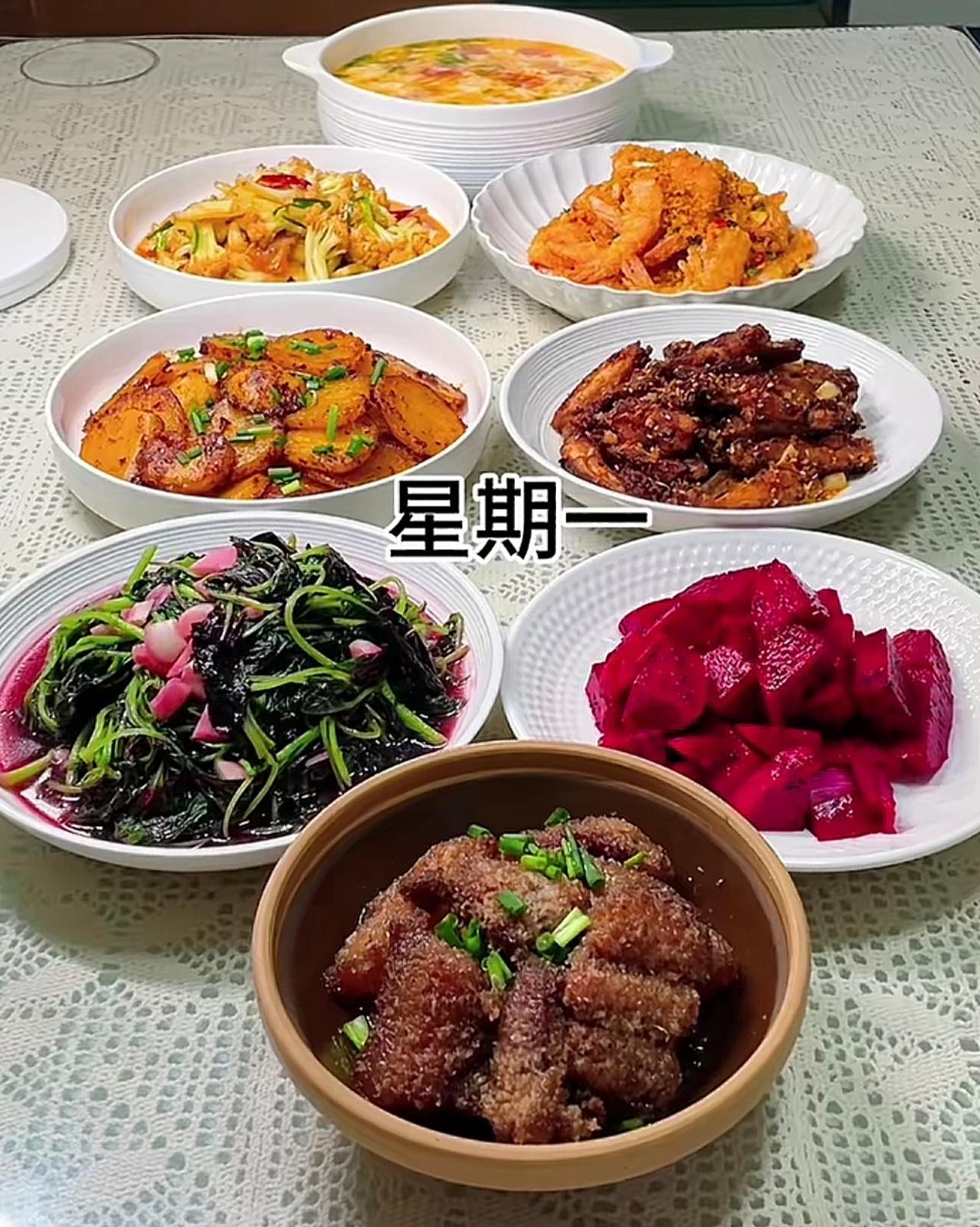 姐姐酷爱钻研做菜，晒出八天不重样的午餐。荤素汤搭配齐全，每道菜卖相绝佳，鲜香