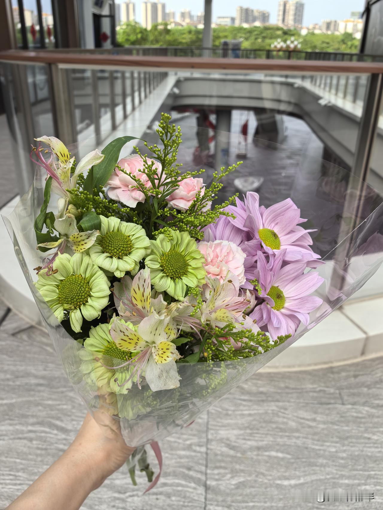 第一眼，好迷你的花店[比心][比心]最近迷上了养花，觉得家里🈶鲜花，心情会变好
