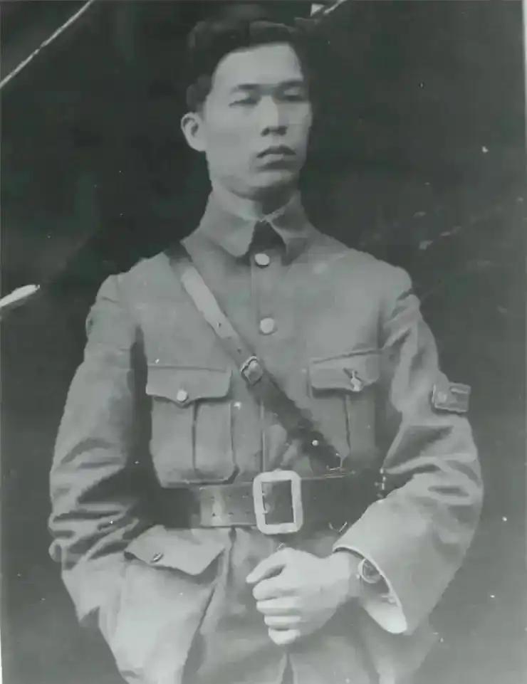 1931年深夜，蒋介石下野前夕，秘密派遣他的卫队长王世和率领一个排卫士赶到囚禁邓