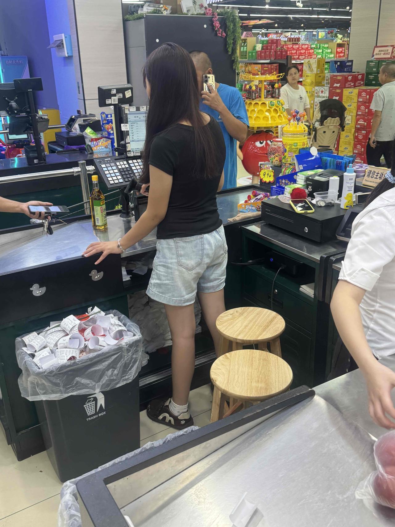 今天逛了超市，买了一天的伙食，可以安心在家里了