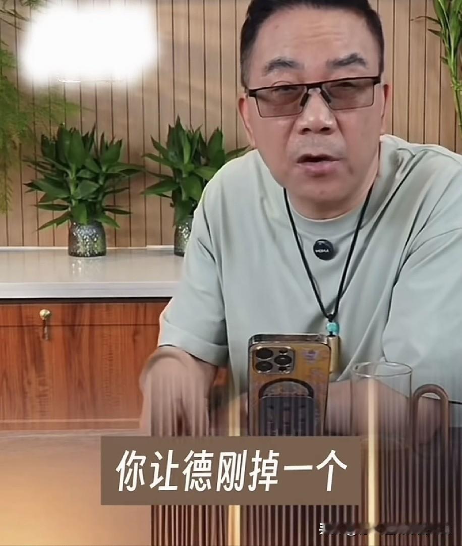 每晚熬到凌晨下播，剧场直播两头连轴转，变着花样给郭德纲起外号！杨议这股死磕劲头，