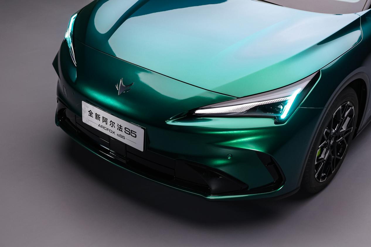 3月1日，新款极狐阿尔法S5开启预售，新车根据配置不同推出6款车型，预售价区间为