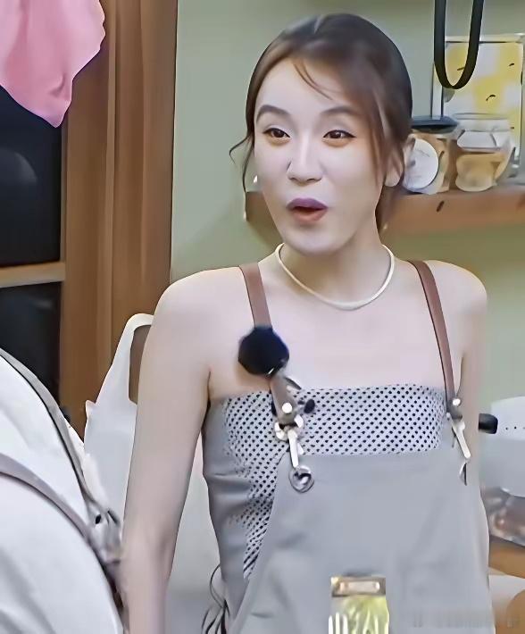 有件事情。我一直不敢说。张雅琪在节目里穿露背抹胸上衣，有人觉得泰国天热穿背心正常