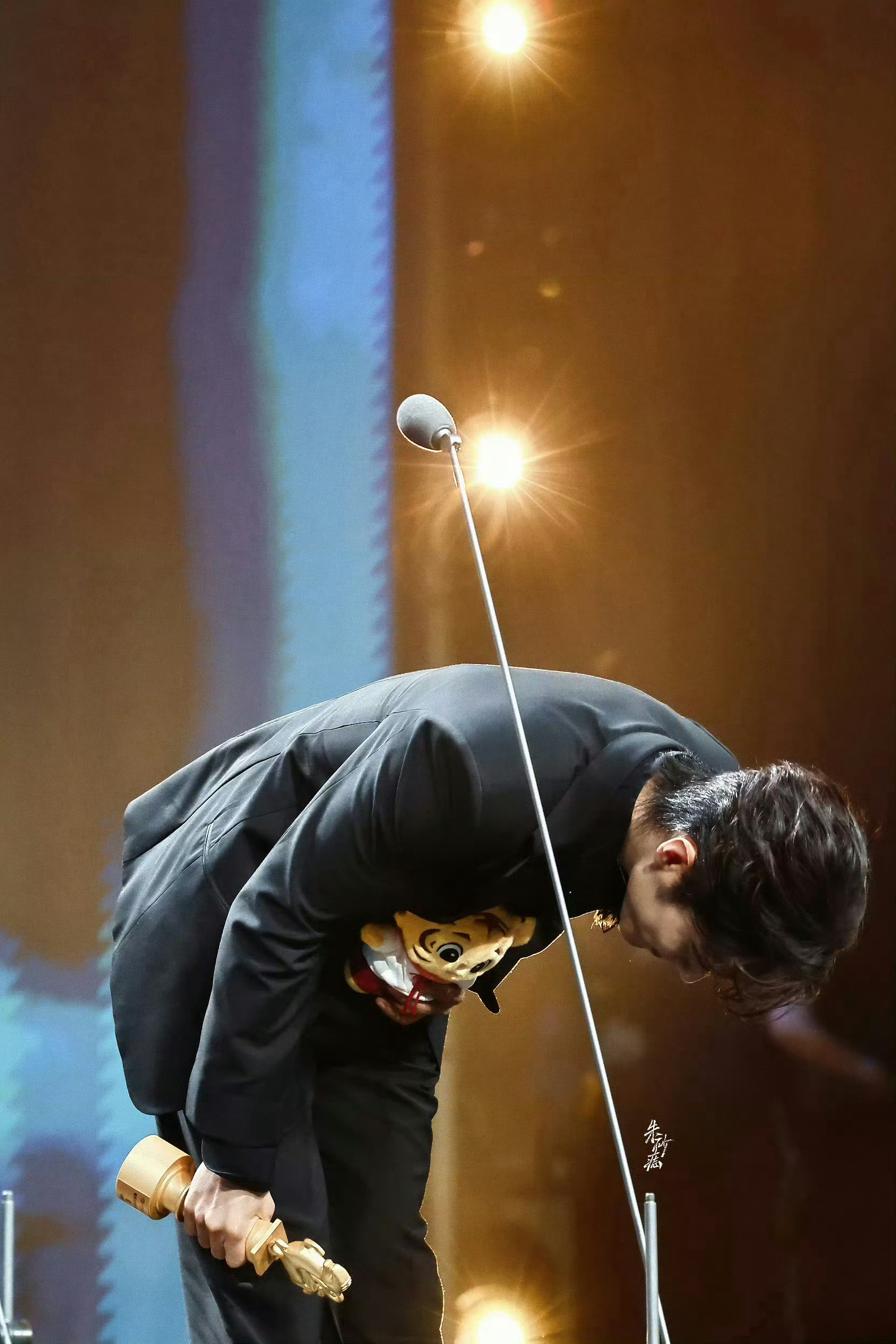 肖战大影节生图好像一棵在风里站了很久的树，根扎得稳，枝长得直，从来没因为旁人的