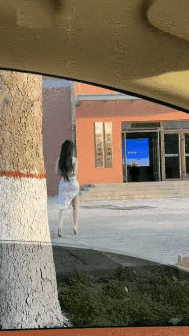 真的很奇怪，有这样的背影。正面不正面的已经没有那么重要了。