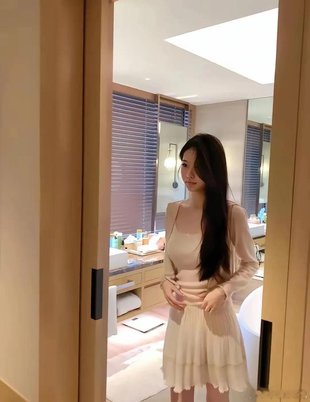 又不是很熟，叫美女就好了。