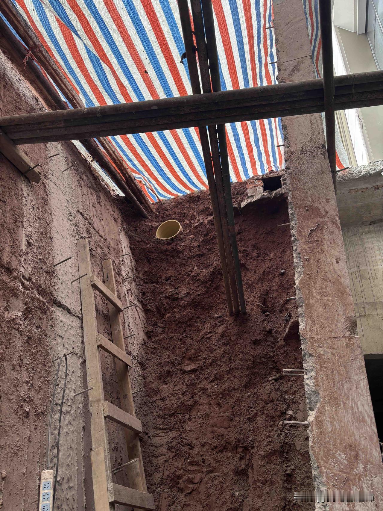 遇到很过分的邻居怎么办邻居做下沉，切断挡土墙我忍了，邻居需要挖我家花园土做挡土