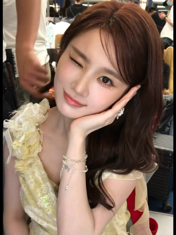 张月叫张慧雯师姐张月张慧雯都是北舞的张月在选人的时候叫张慧雯师姐，原来两位姐姐都