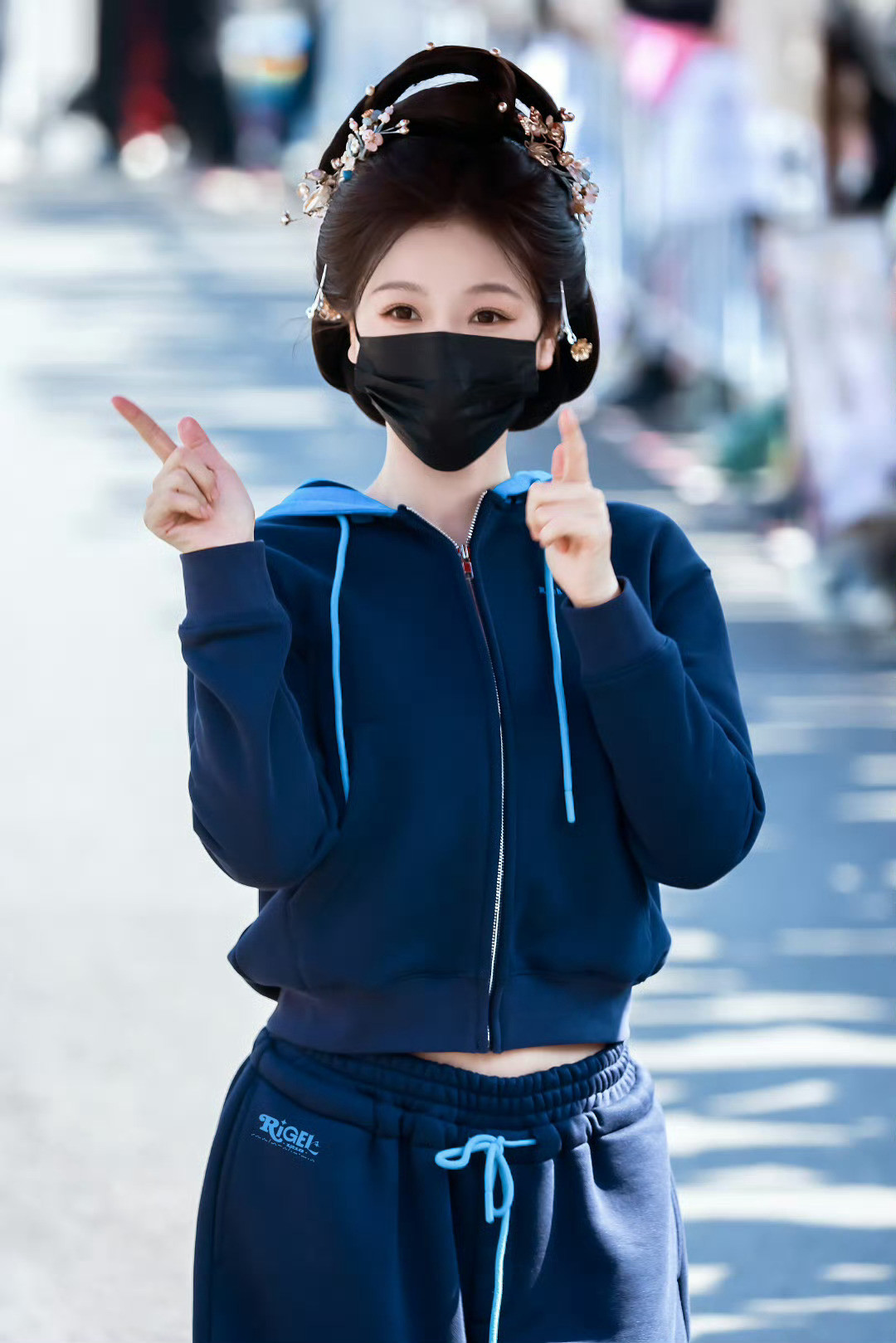 虞书欣今天也太酷girl了吧。好喜欢这套好swag啊啊啊，妆造完后又好可爱，太反