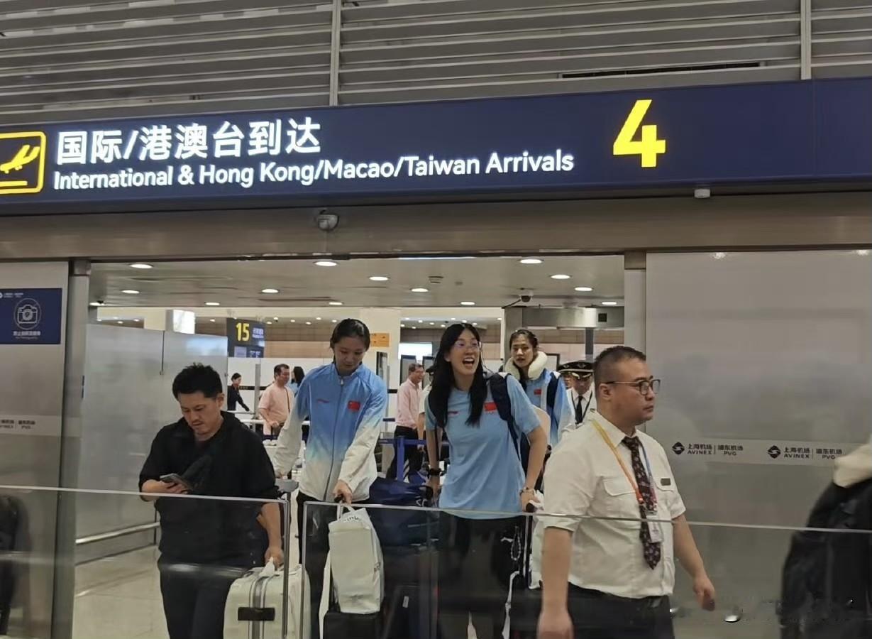 中国女排落地上海浦东机场✈️！经过几个小时的飞机飞行，坐着经济舱的姑娘们，算是平