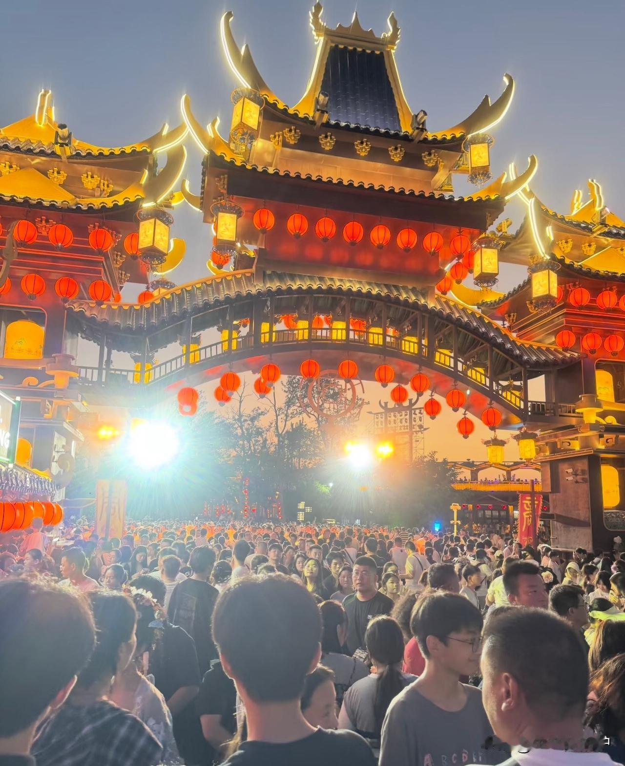 开封万岁山热到窒息、挤到崩溃，还抢不到票！来万岁山的体验简直能用“煎熬”来形