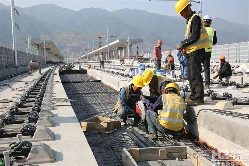 连日来渝昆高铁昭通东站综合交通枢纽项目K1+569下穿框架桥施工现场一派繁忙施工