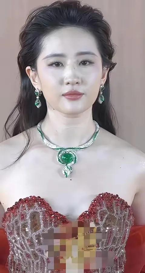 不得不承认，刘亦菲这人是真“佛”，作为内娱顶流，低调到让人忘了她是顶流！总