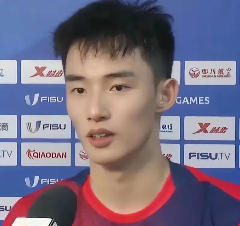 王正行，于2025年的中国羽毛球公开赛上一举成名。他的网前技术极为细腻。毕竟还很
