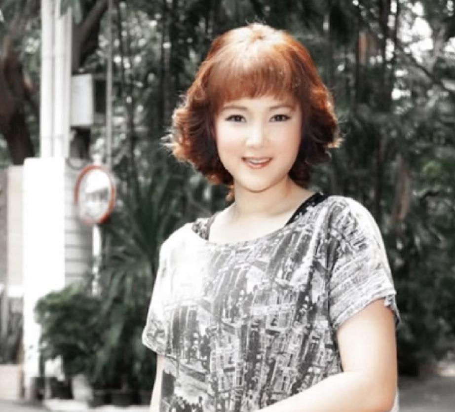 颂妃的同胞妹妹，帕公主的小姨，颜值挺高的。妹妹从小性格开朗，多才多艺，初婚嫁到