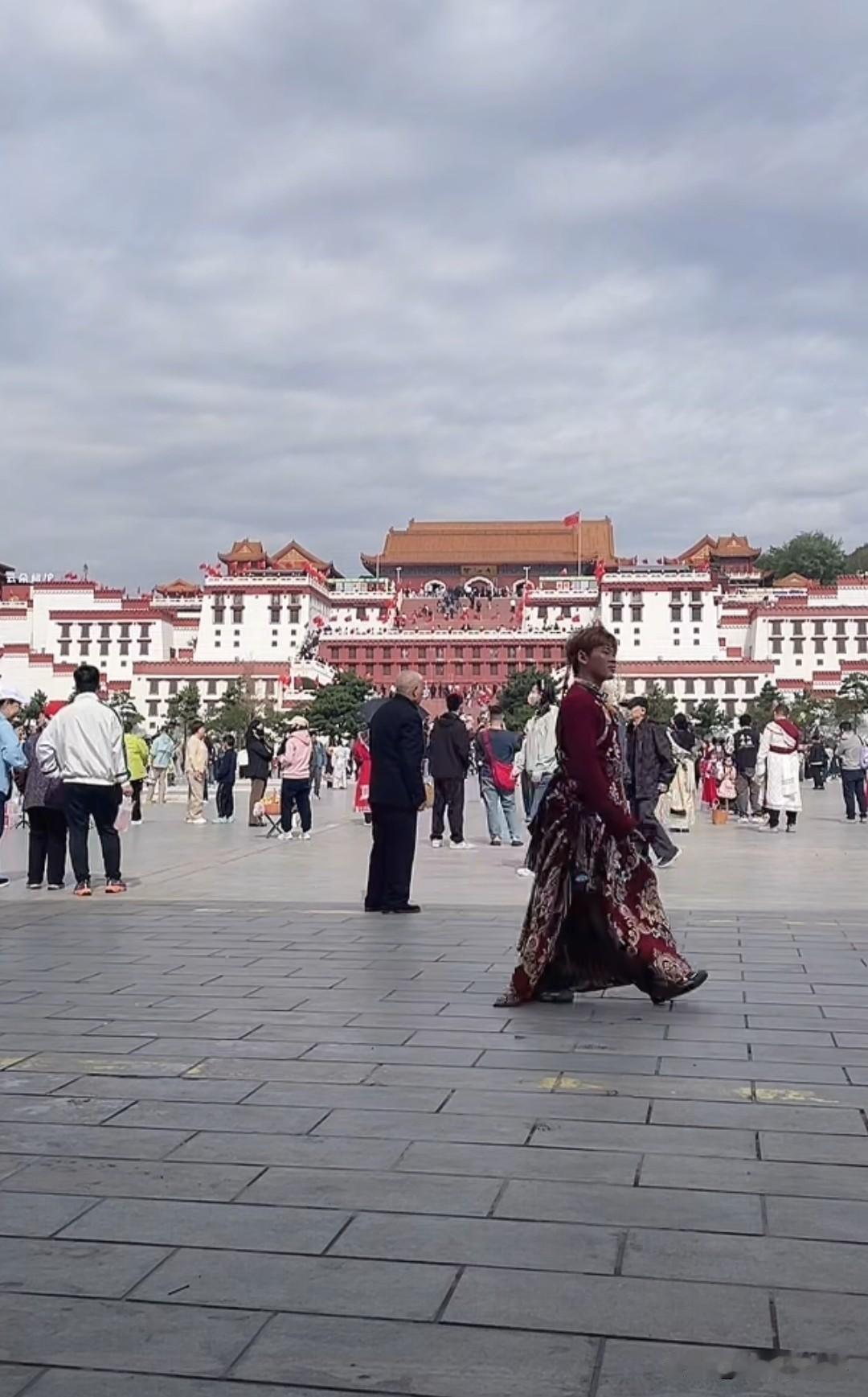 男子在辽宁锦州看见“布达拉宫”了辽宁锦州市的辽西九华山风景区应该是这个世界上性价