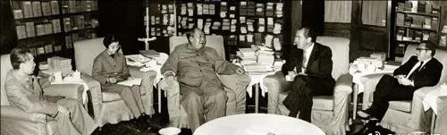 【毛泽东会见尼克松时鲜为人知的内幕，令人泪奔】1972年2月21日中午，尼克松一