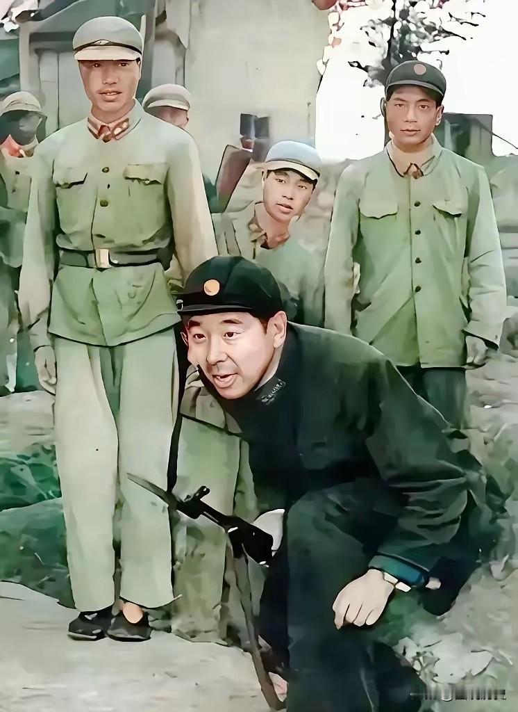 就问你，这动作标准不？这张珍贵老照片拍摄于60年代初期，一位老将军下到连队视