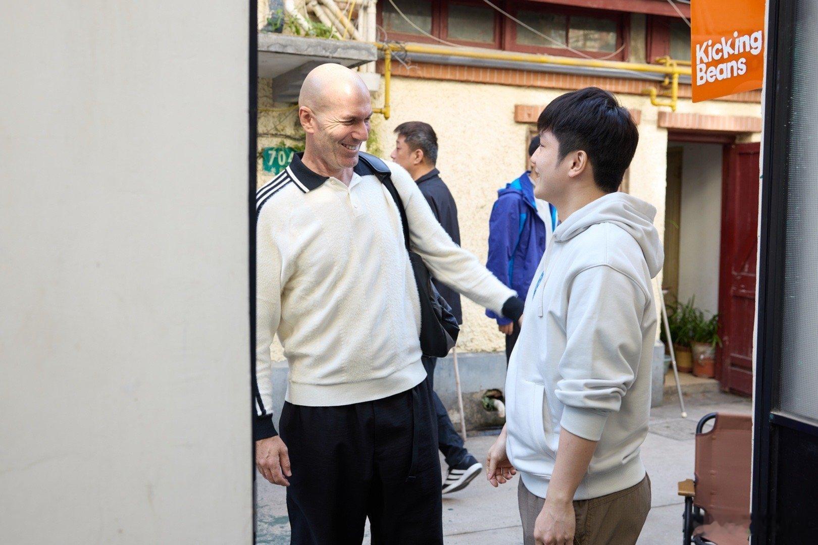 樊振东齐达内九宫格合照齐达内发博，晒出与樊振东的九宫格合照~！齐祖写道：稍早