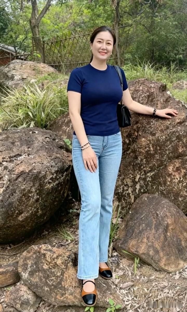这种身材你喜欢吗成熟女人味颜值与身材并存尝试不同风格的自己